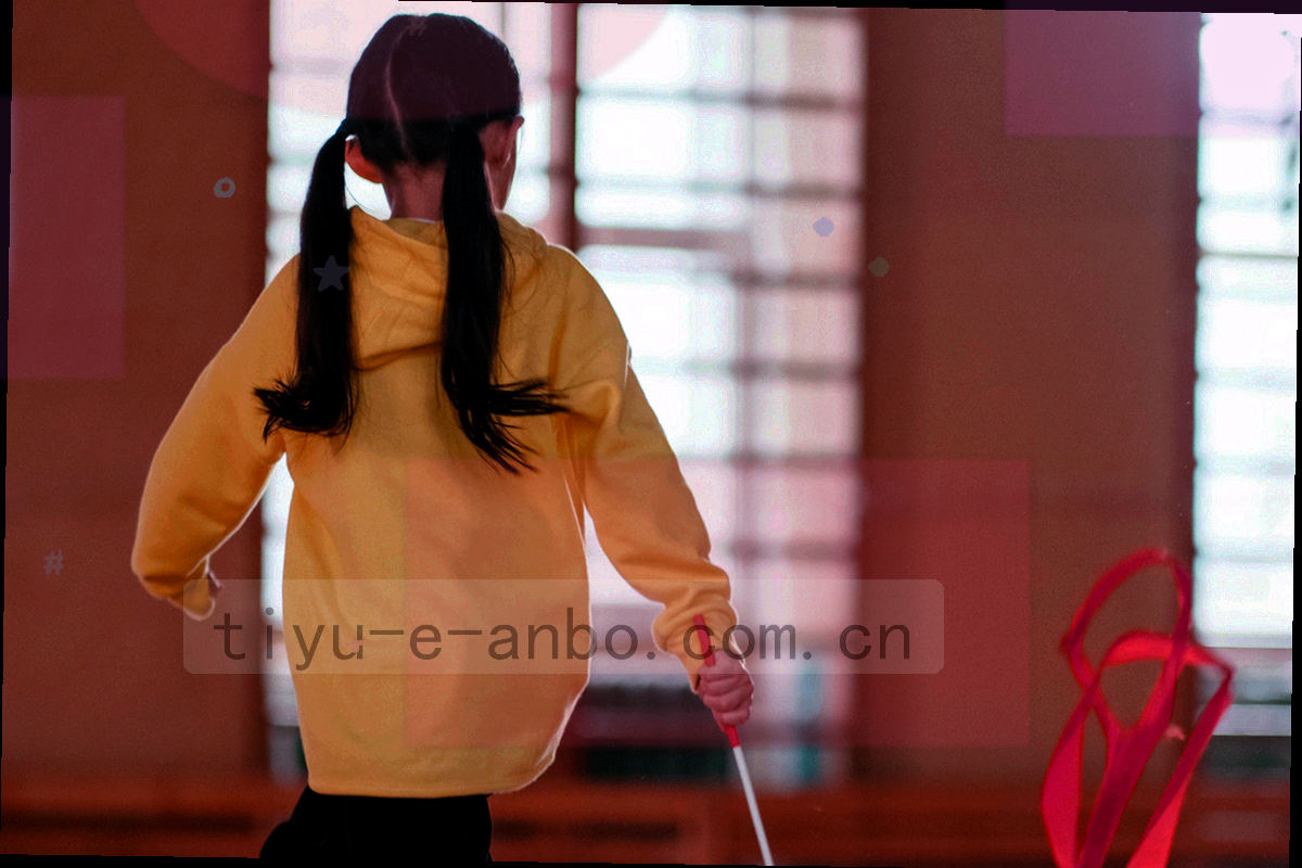 深色屏幕上显示一排球员数据列表与青色折线
